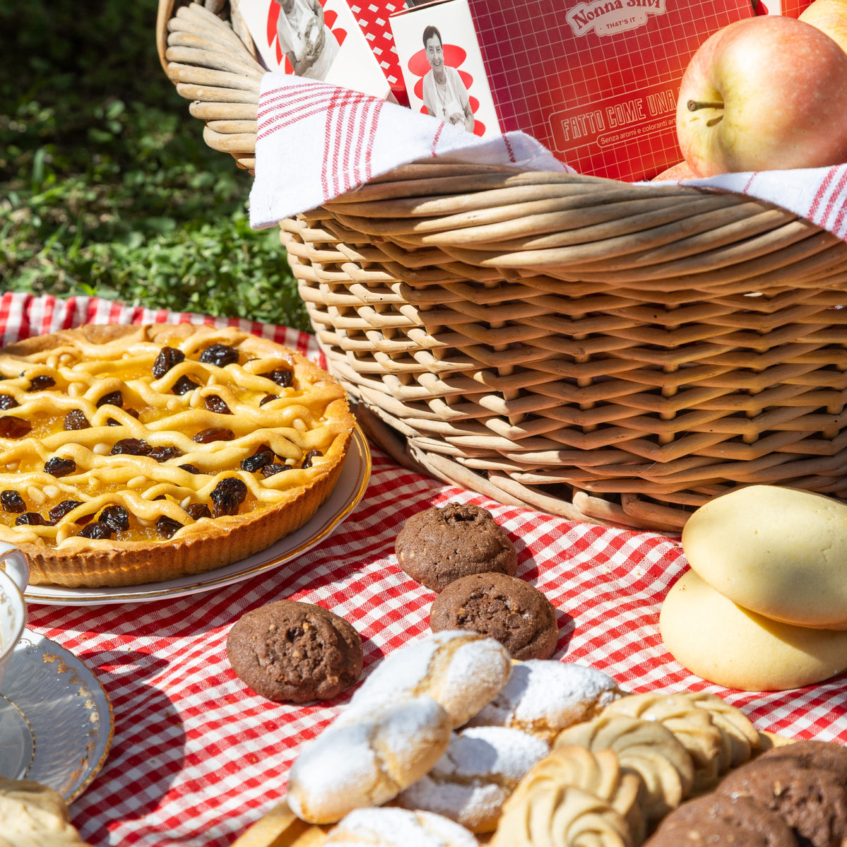 Crostatina con mela, uvetta e pinoli
