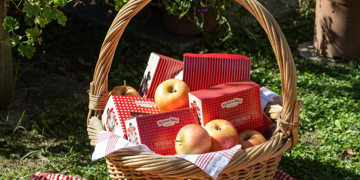 Box Assaggi d'Autunno Nonna Silvi in un cestino da picnic con le mele