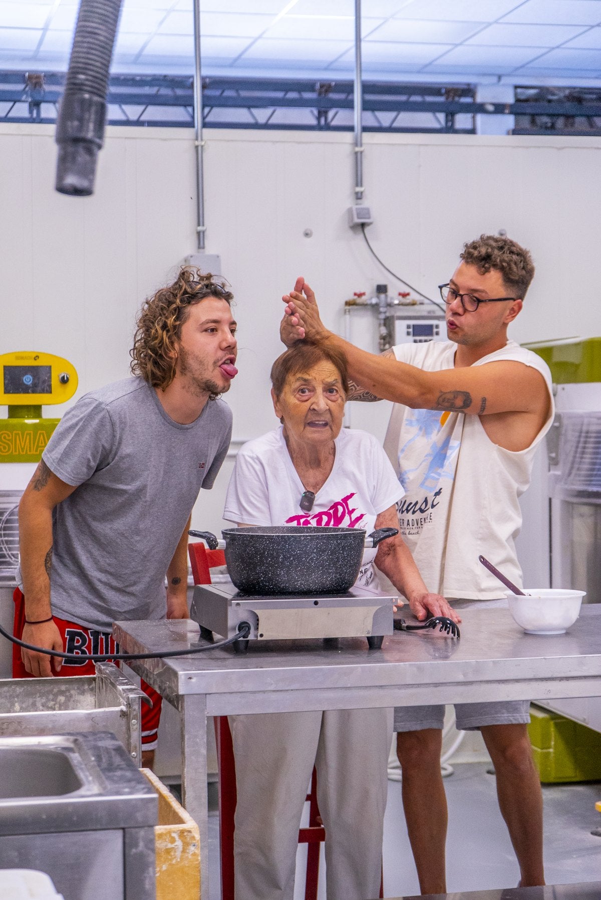 Nonna Silvi con i nipoti nel forno di famiglia